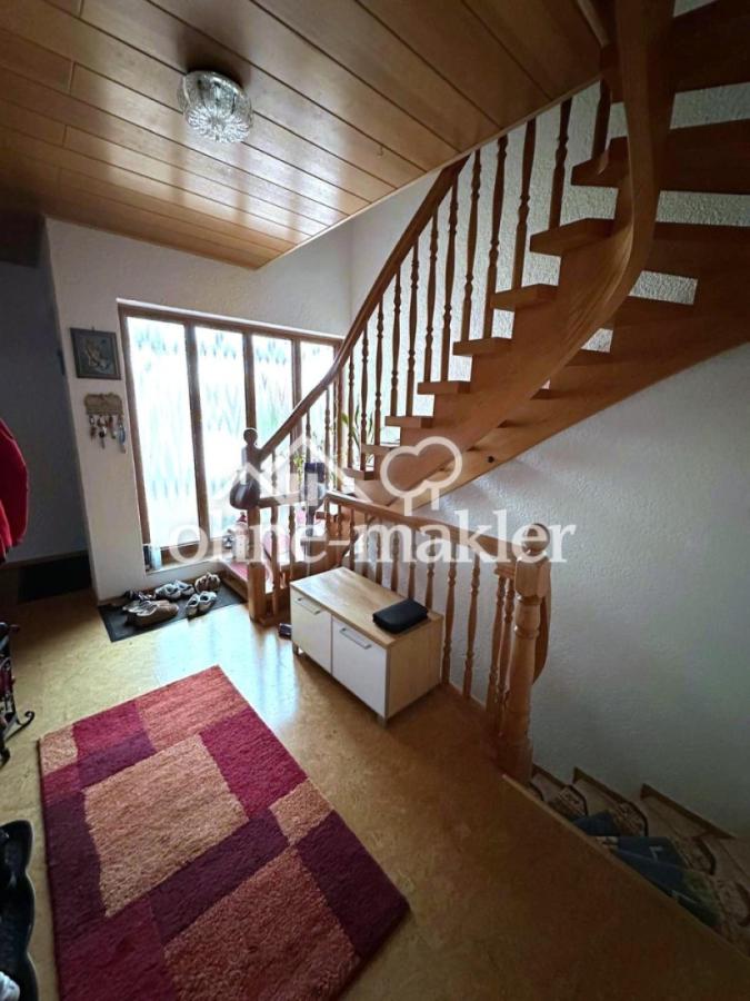 Treppe zum DG und Keller