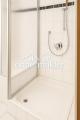 Dusche neben der Badewanne
