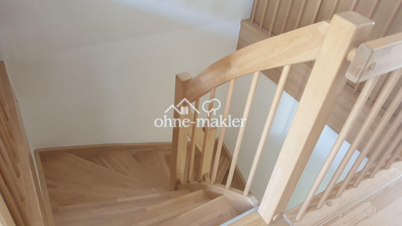Echtholztreppe zum OG und DG
