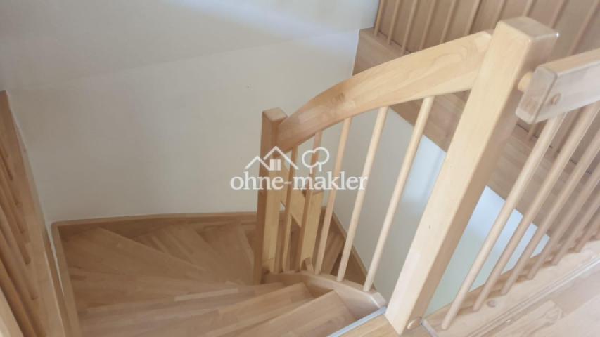 Echtholztreppe zum OG und DG