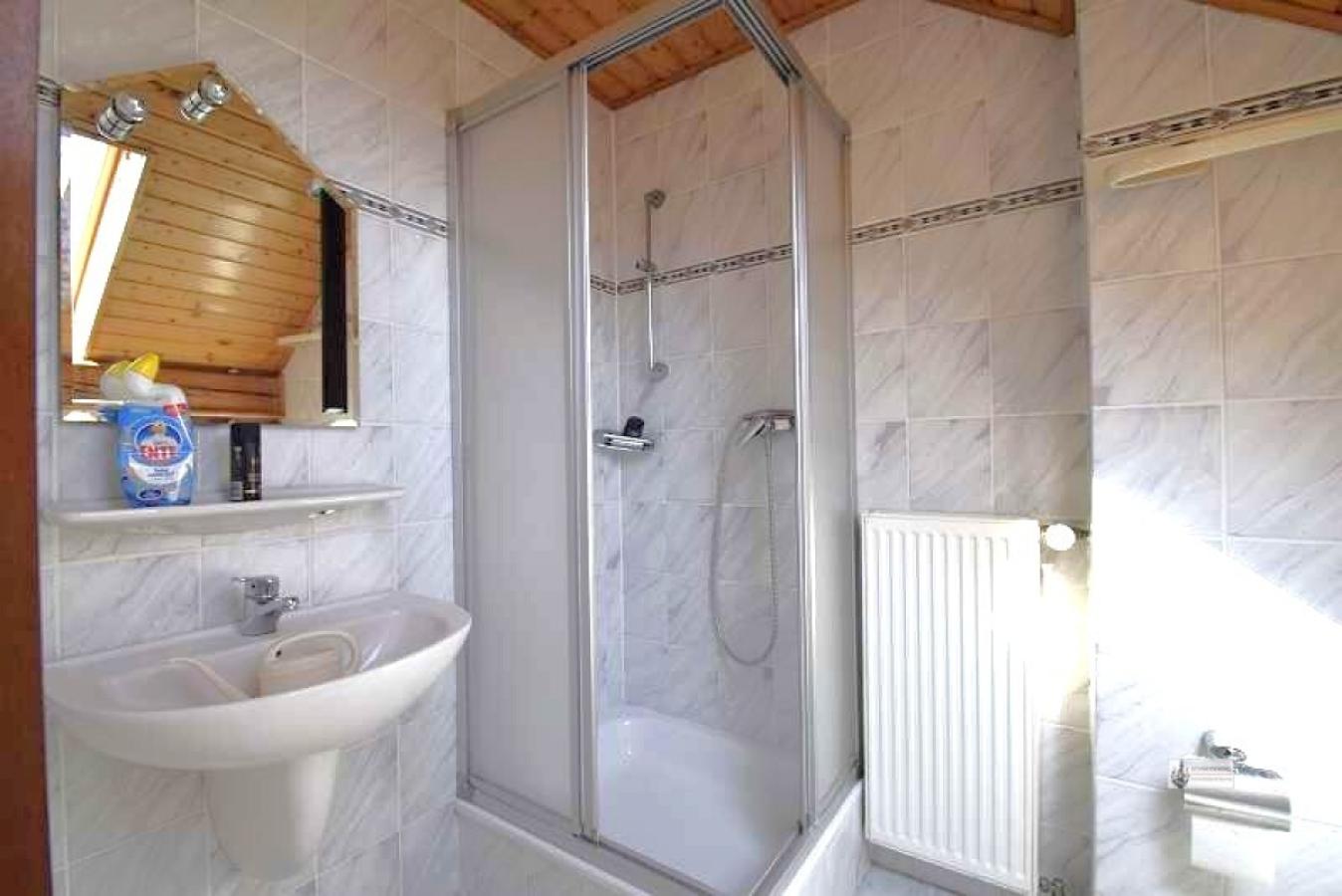 Bad mit Dusche und Toilette im DG
