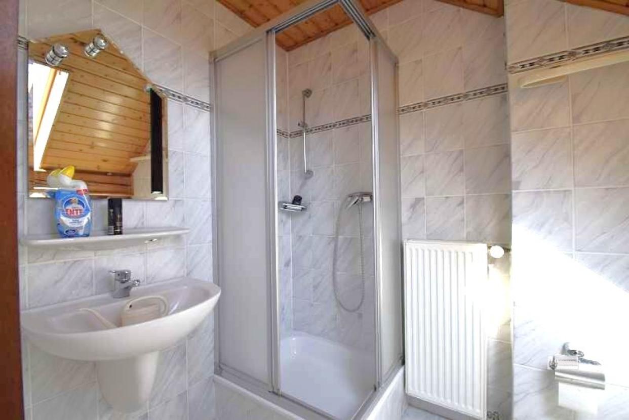 Bad mit Dusche und Toilette im DG