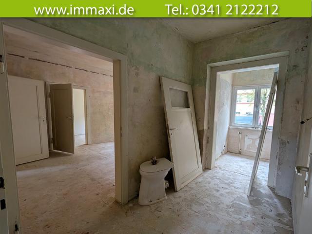 Wohnzimmer und Flur in Sanierung