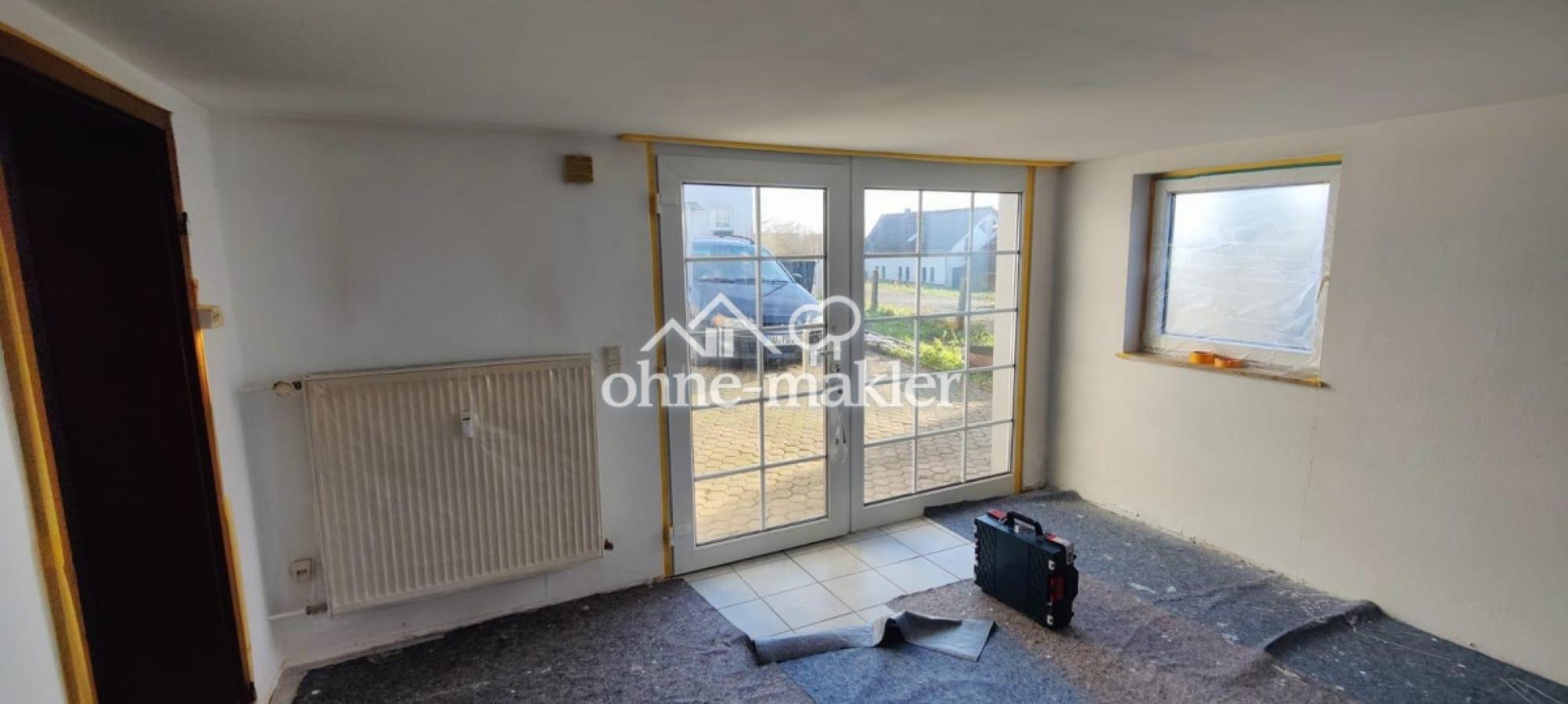 Wohnzimmer mit Eingangstür