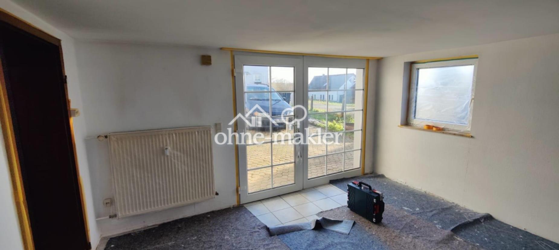 Wohnzimmer mit Eingangstür