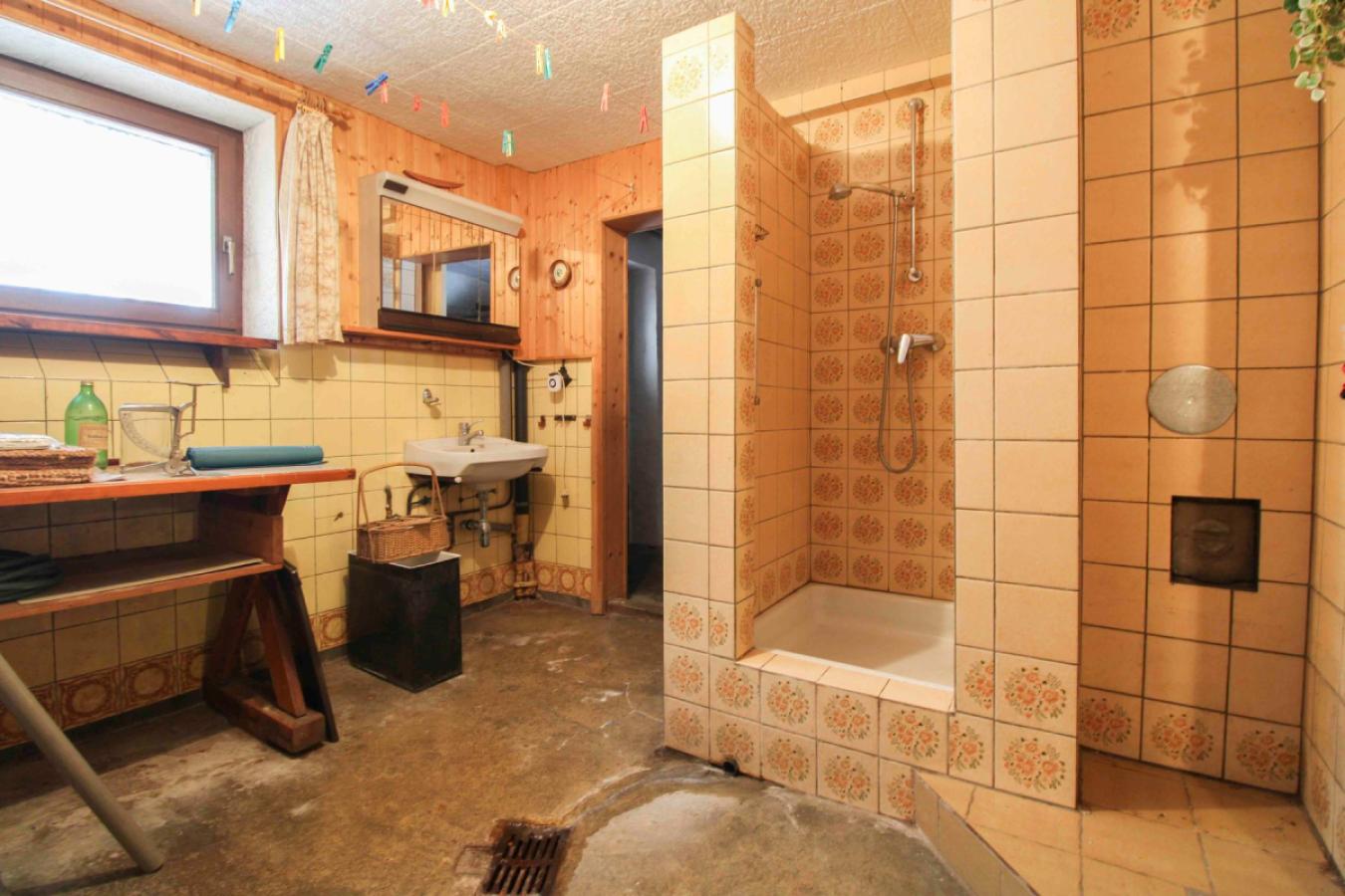 Waschraum mit Dusche UG