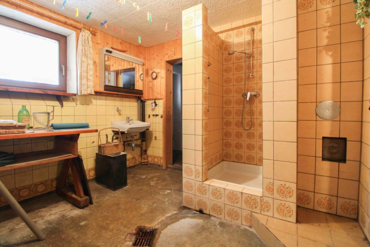 Waschraum mit Dusche UG