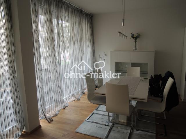 Wohnzimmer mit offener Küche