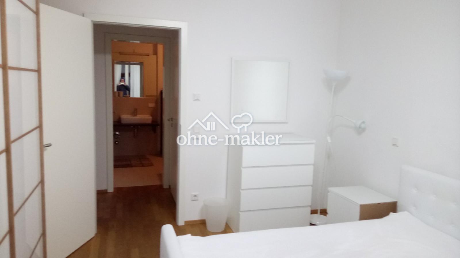 Schlafzimmer mit Blick ins Bad