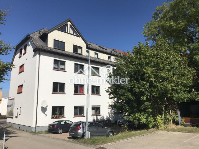 Rückseite mit Parkplätzen