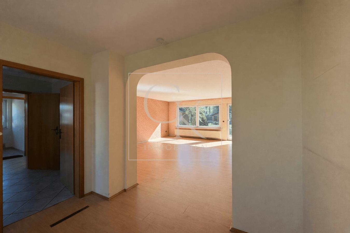 Essbereich mit Blick zum Wohnzimmer