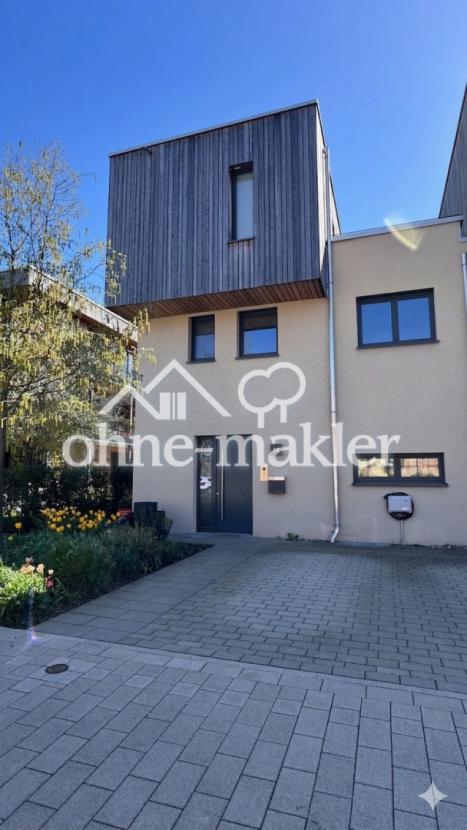 Haus Front und Stellplätze