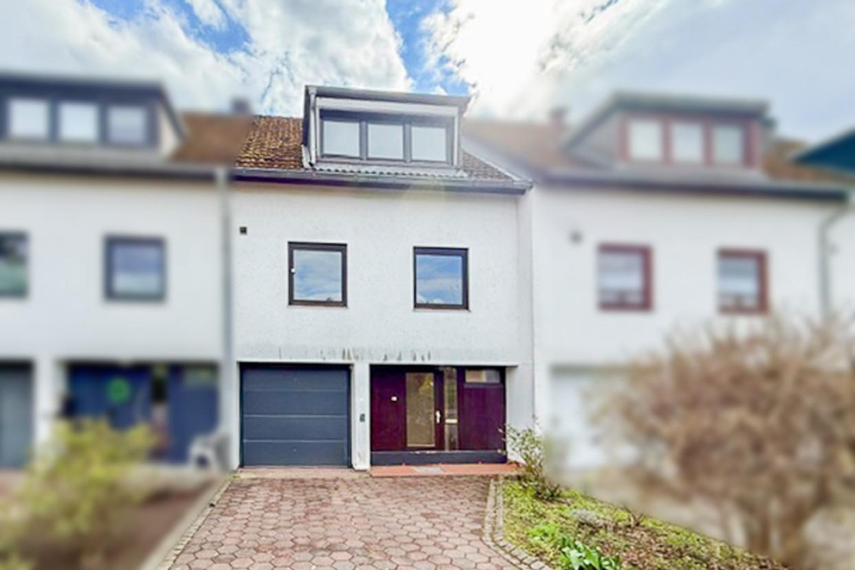 Vorderansicht mit Garage