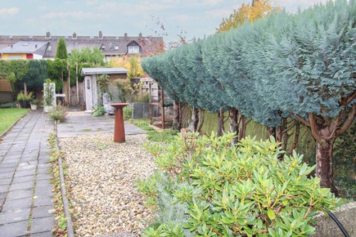 Gartenansicht mit Hütte