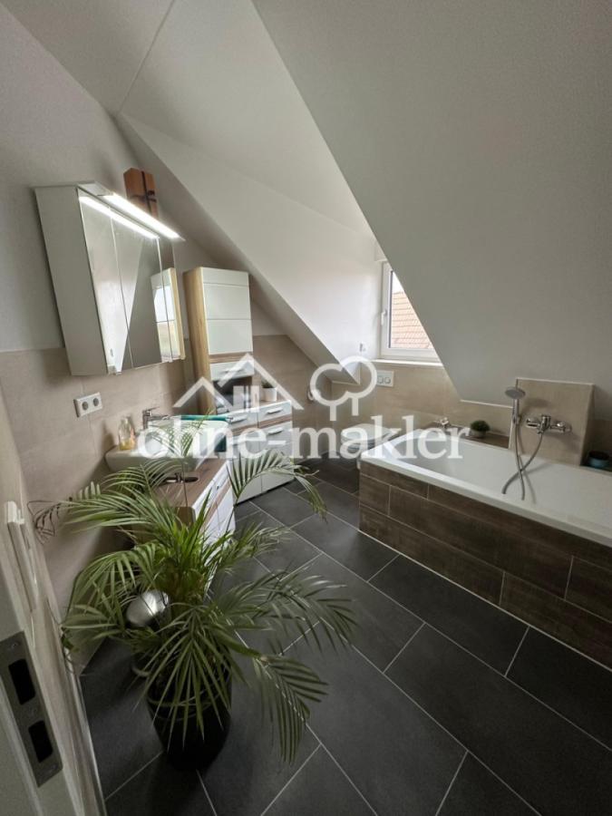 Badezimmer mit Wanne & Dusche