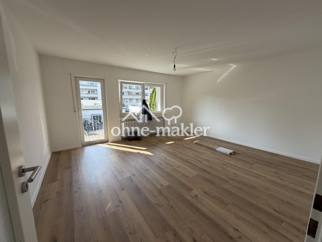 Wohnzimmer mit Balkon