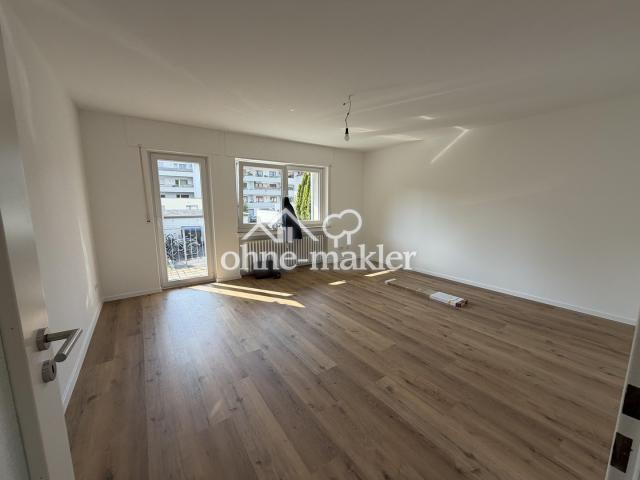 Wohnzimmer mit Balkon