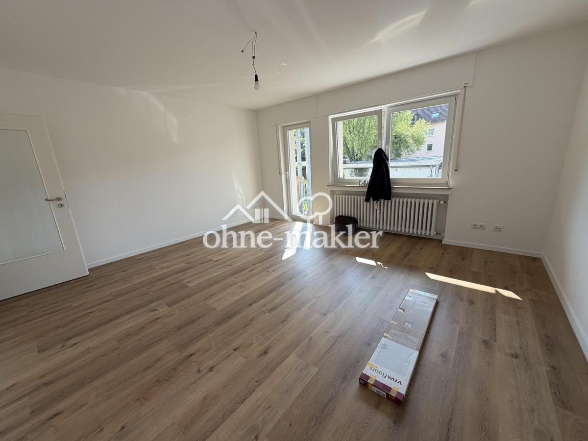 Wohnzimmer mit Balkon