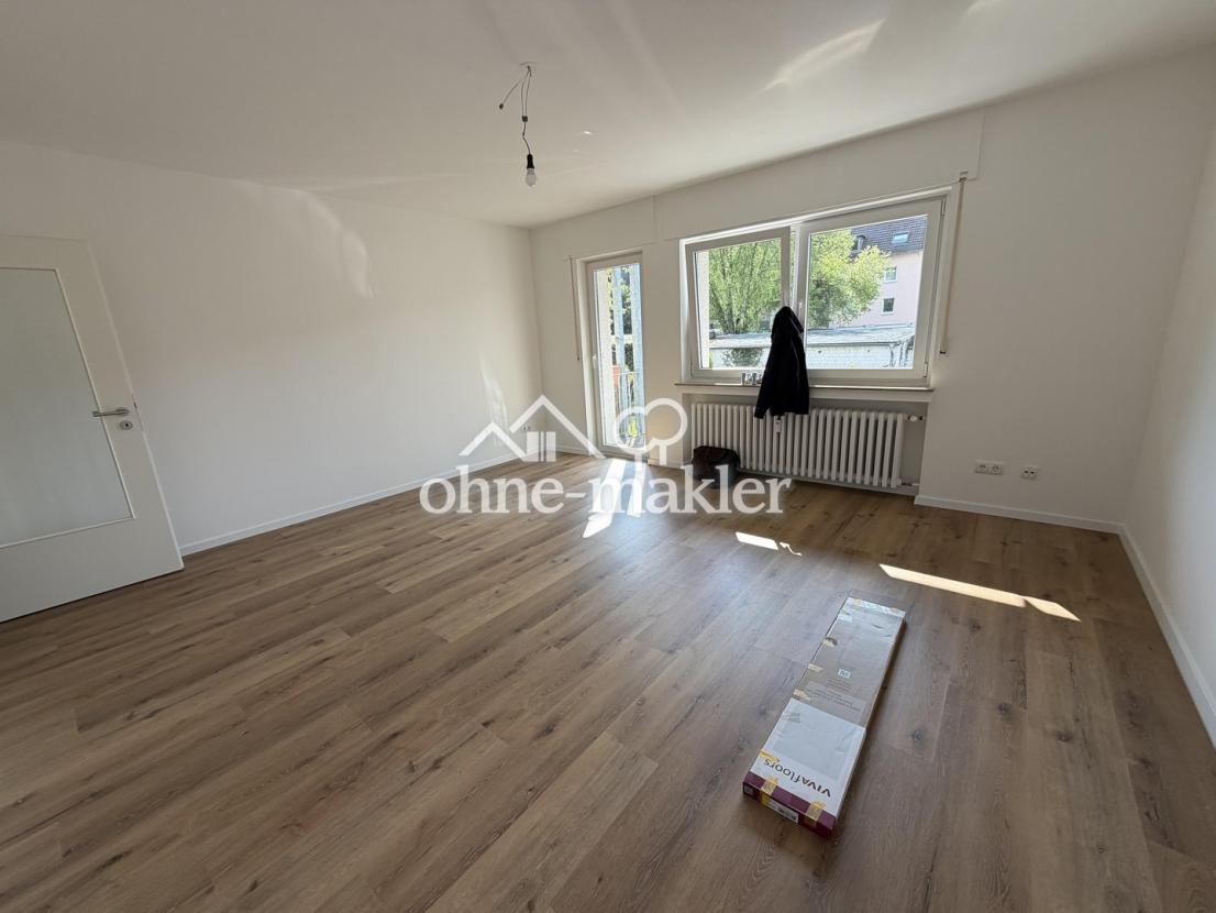 Wohnzimmer mit Balkon