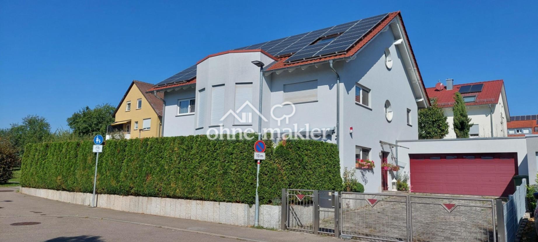 Frontalansicht mit Einfahrt