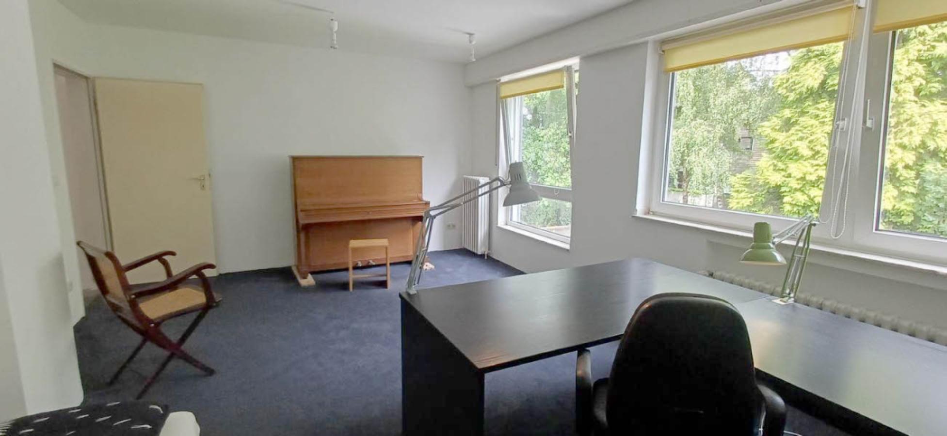 Großes Schlafzimmer mit Blick in den rückwärtigen Garten