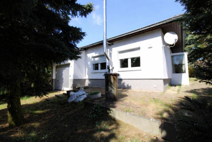 Außenansicht mit Garage