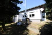 Außenansicht mit Garage