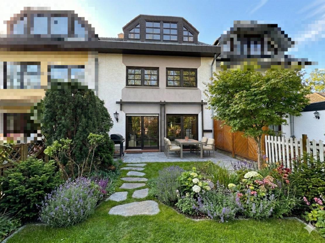 Hausansicht hinten und Garten 