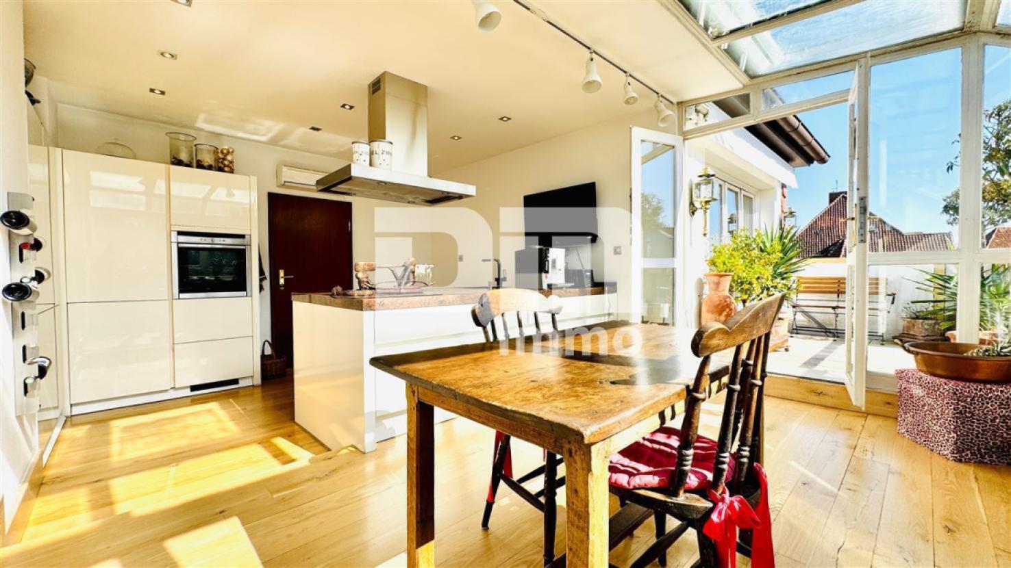 Küche / Luxus Einbauküche / Zugang Balkon