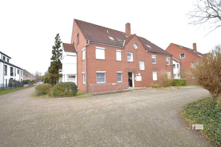 11. Zufahrt mit Hoffläche vor dem Haus