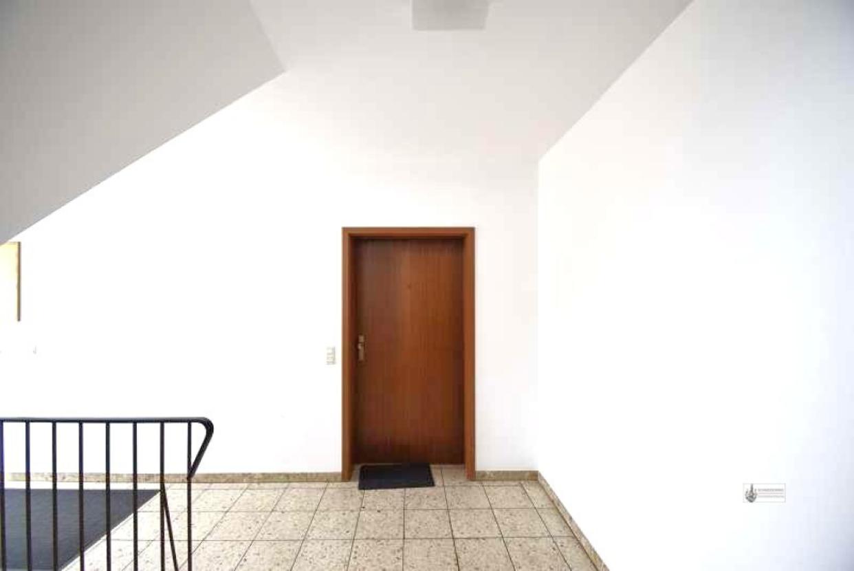 1. Hausflur mit Wohnungstür