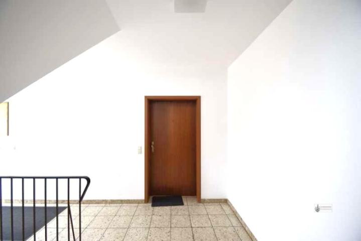 1. Hausflur mit Wohnungstür