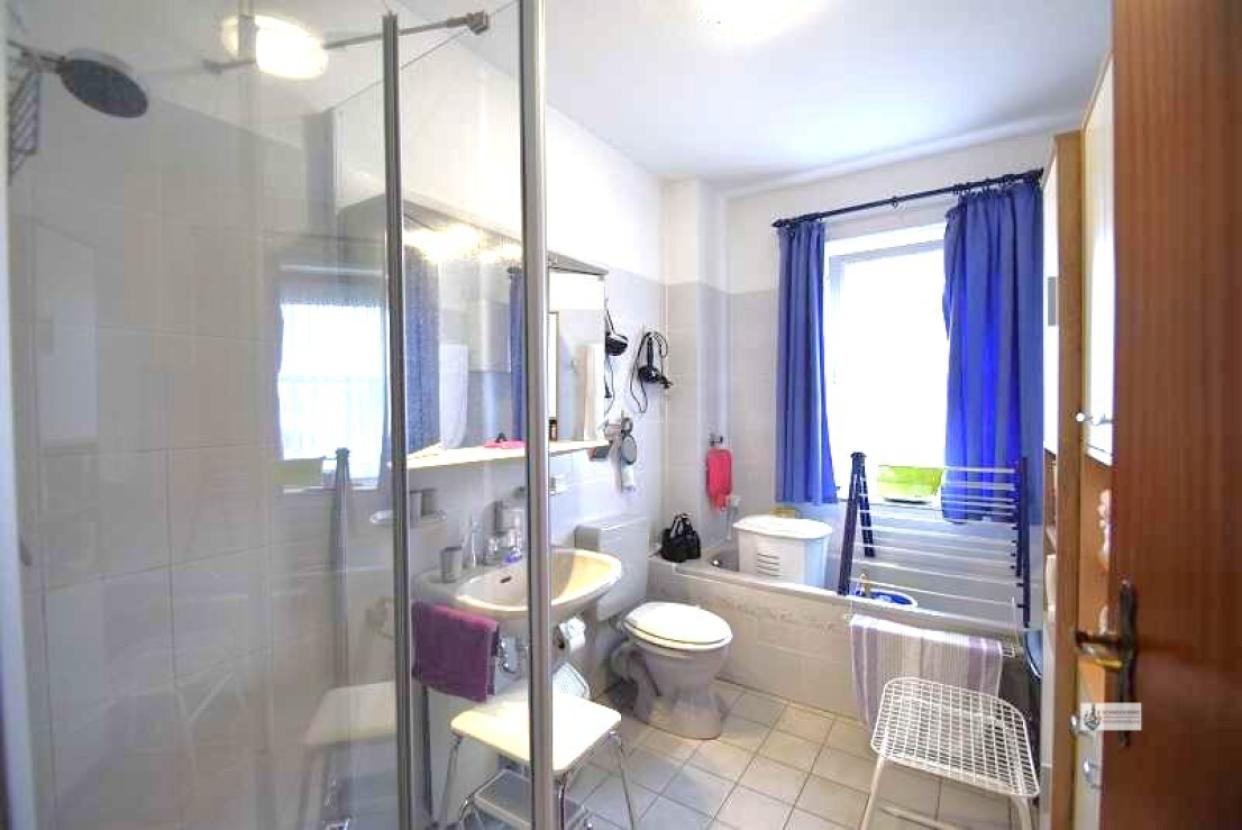 4. Badezimmer mit BW und Dusche + Fenster