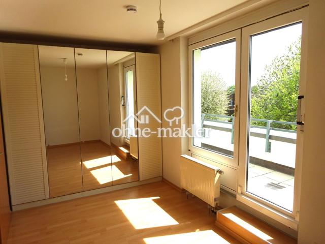 Schlafzimmer mit gr. Schrank