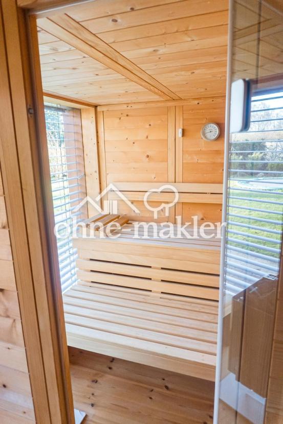 Sauna mit bodentiefem Fenster