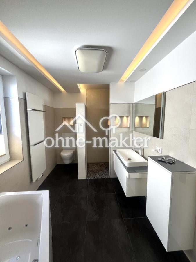 Badezimmer mit Walk-In-Dusche 