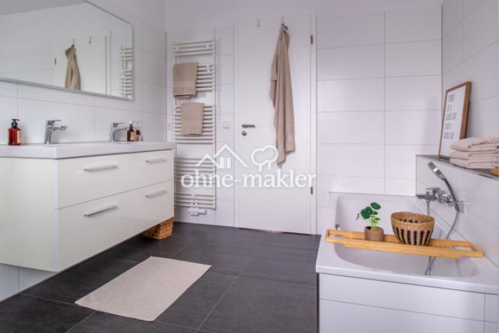 Badewanne und Waschtisch