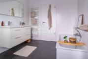 Badewanne und Waschtisch