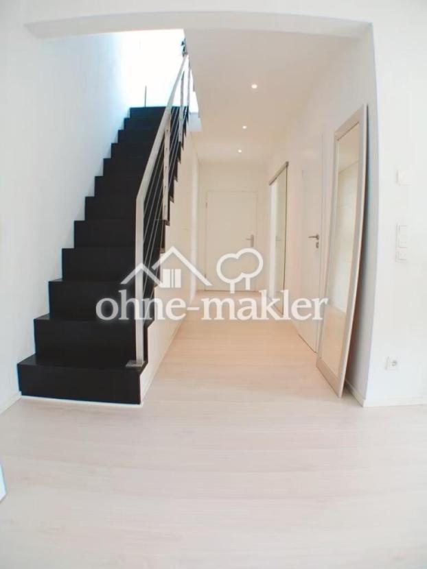Flur + Treppe zu Schlafbereich
