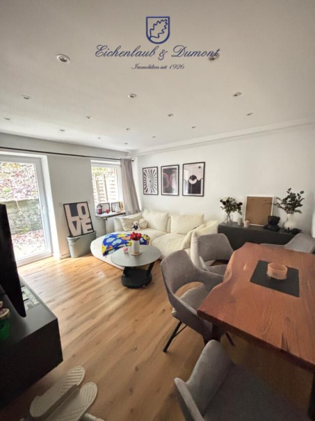 Wohnzimmer mit Ausgang Terrasse