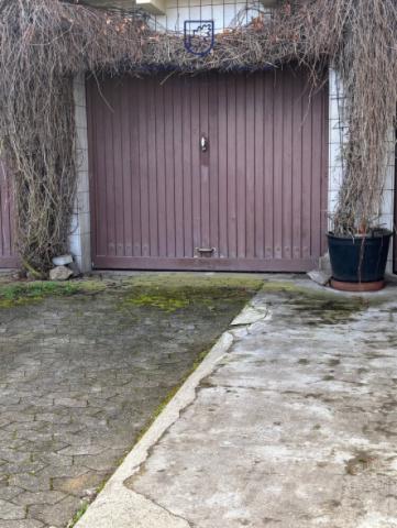 Garage mit Stellplatz davor