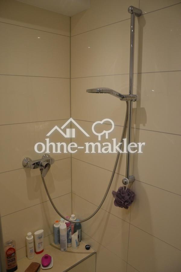 Dusche mit Sitzgelegenheit