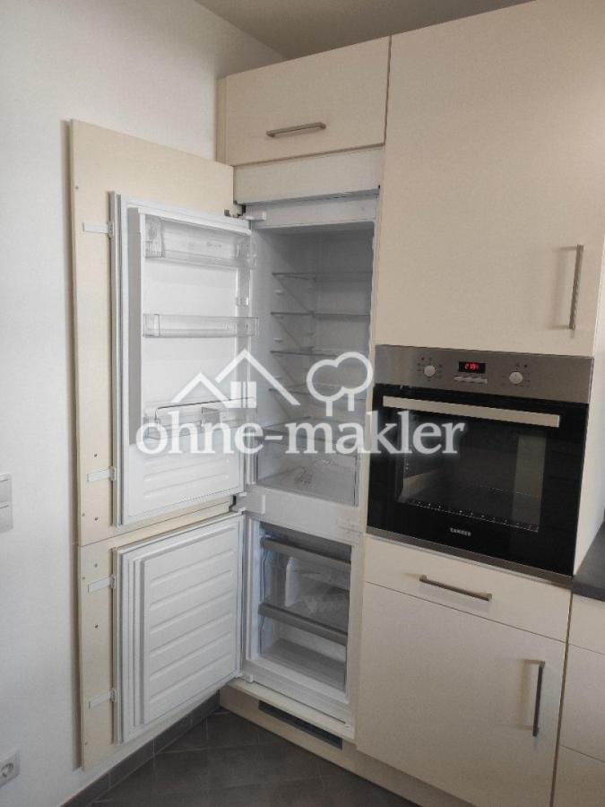 Küche mit Kühl-Gefrier-Kombi.