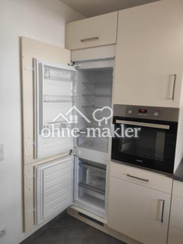 Küche mit Kühl-Gefrier-Kombi.