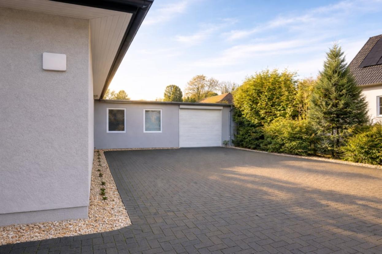 23. Hausansicht mit Garage