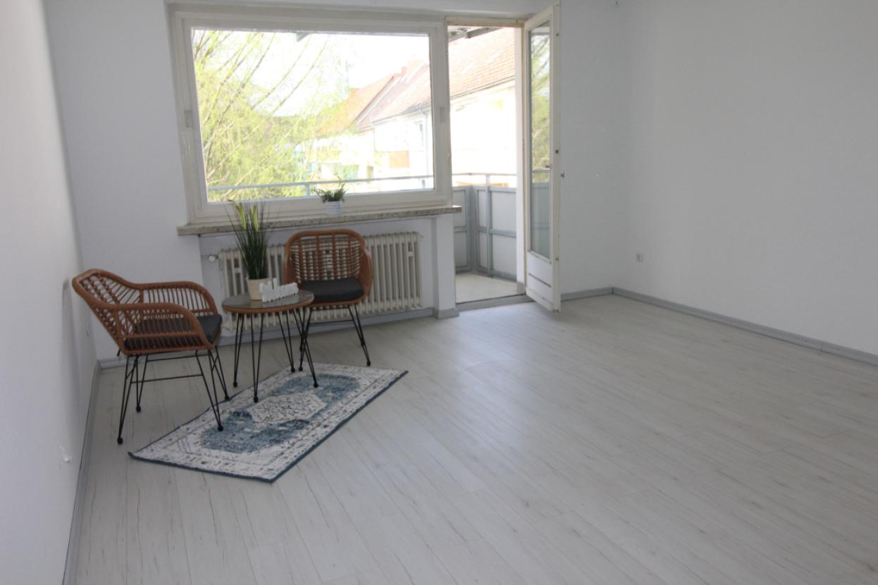 Wohnzimmer mit Balkon