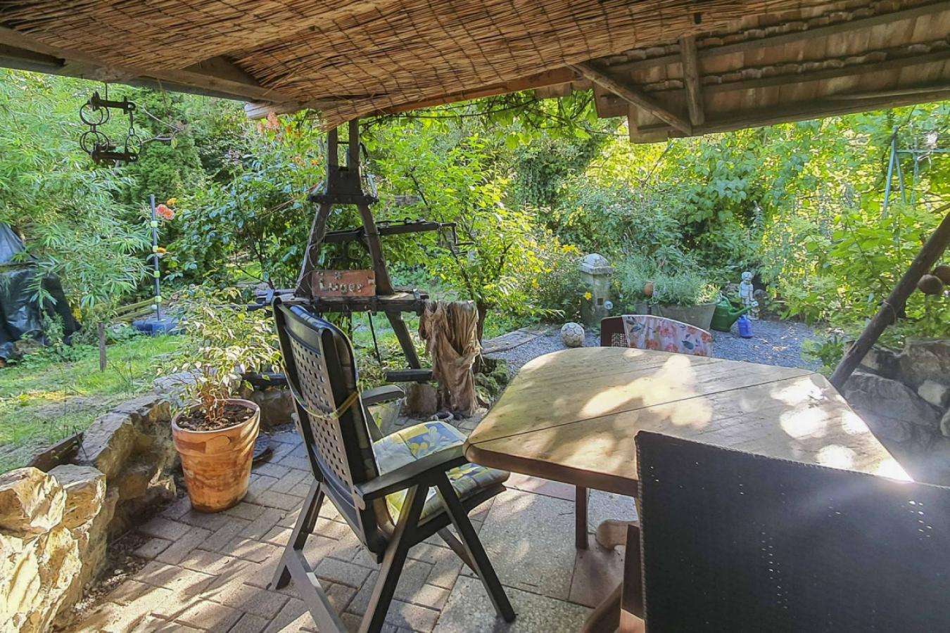 Überdachte Terrasse im Sommer