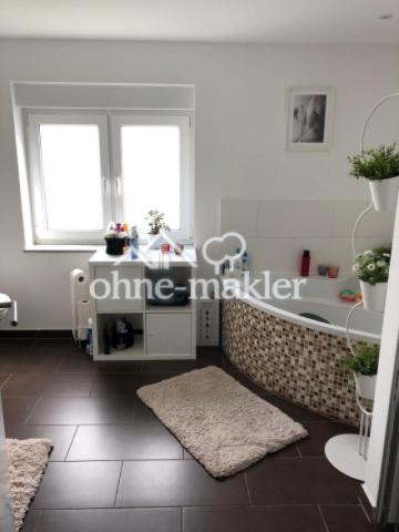 Badezimmer mit Badewanne 