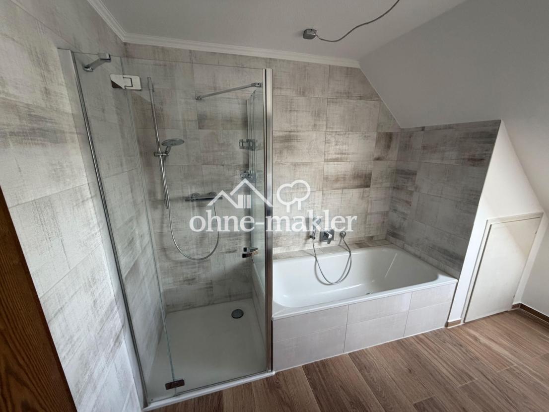 Dusche und Badewanne