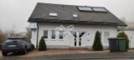 Hausansicht mit Stellplatz 